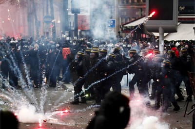 França: 90 detenções em protestos violentos; greve prolonga-se até segunda-feira - TVI