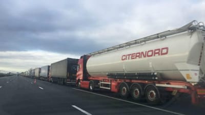 Camiões bloqueiam estradas em França contra imposto sobre combustíveis - TVI