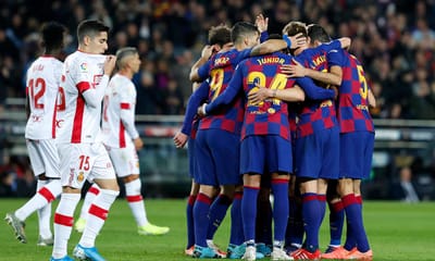 «Hat trick» de Messi e calcanhar incrível de Suárez na goleada do Barça - TVI