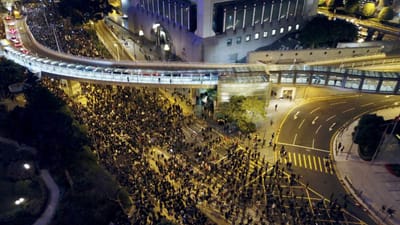 Milhares de manifestantes protestam em Hong Kong pedindo democracia em 2020 - TVI