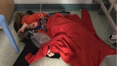 Menino de quatro anos com suspeitas de pneumonia deitado no chão de hospital por falta de camas - TVI