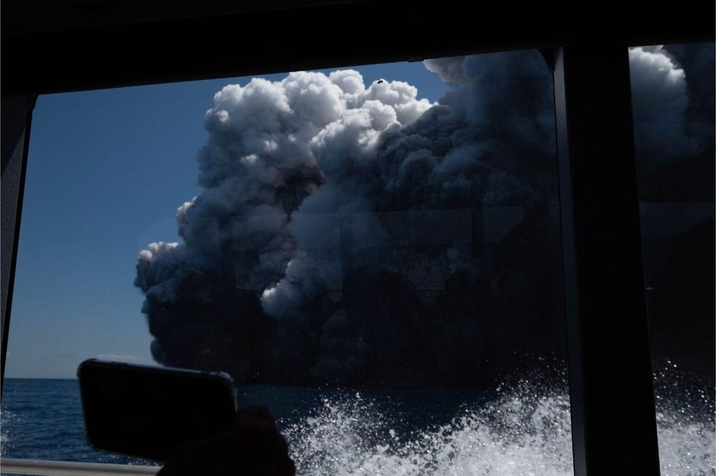 Vulcão entra em erupção na Nova Zelândia