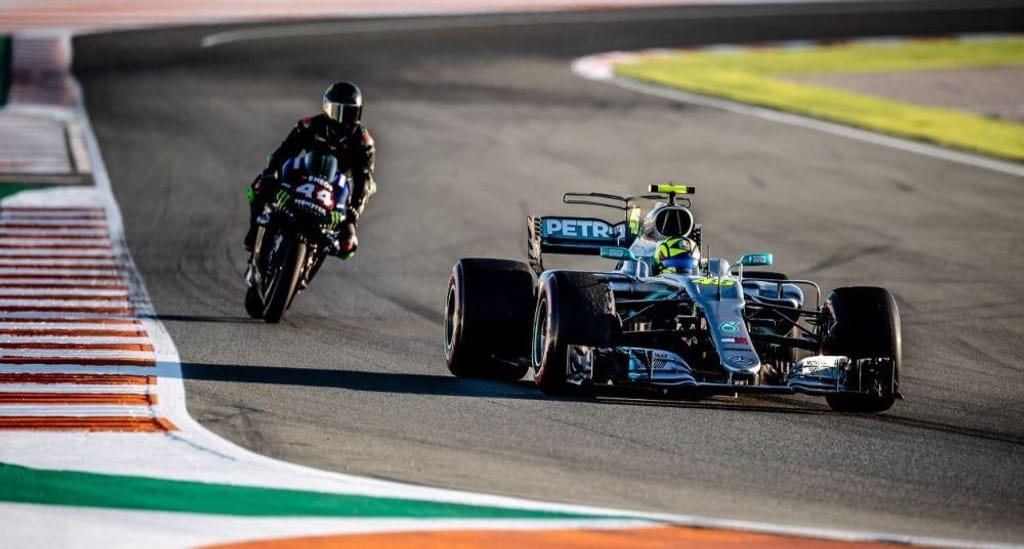 Lewis Hamilton e Valentino Rossi (Yamaha)
