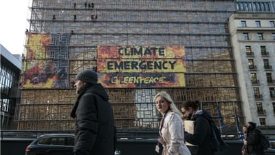 Ativistas da Greenpeace penduram-se no edifício da União Europeia - TVI