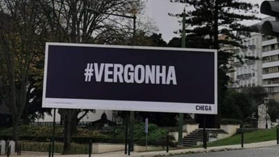Chega coloca cartaz com palavra ''vergonha'' à porta da Assembleia da República - TVI