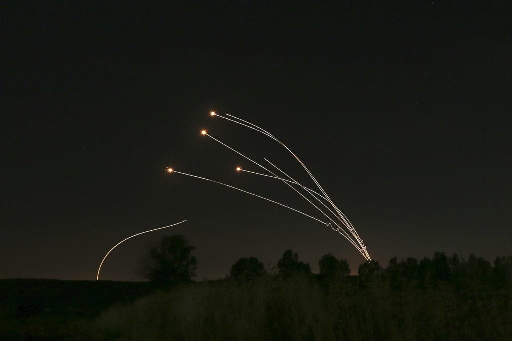 Sistema de defesa israelita derruba rockets disparados por Gaza, junto a Sderot, Israel