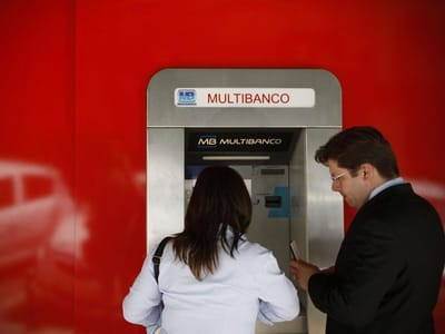 Portugueses usam menos vezes o multibanco, mas gastam mais de uma só vez - TVI