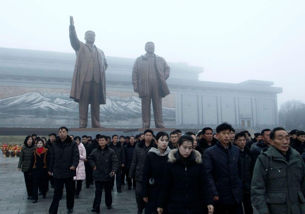 Coreia do Norte (populares festejam o 80º aniversário da morte de Kim Jong Il)
