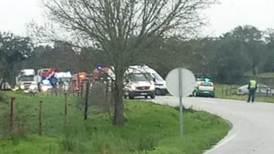 Colisão entre dois veículos faz cinco feridos em Évora - TVI