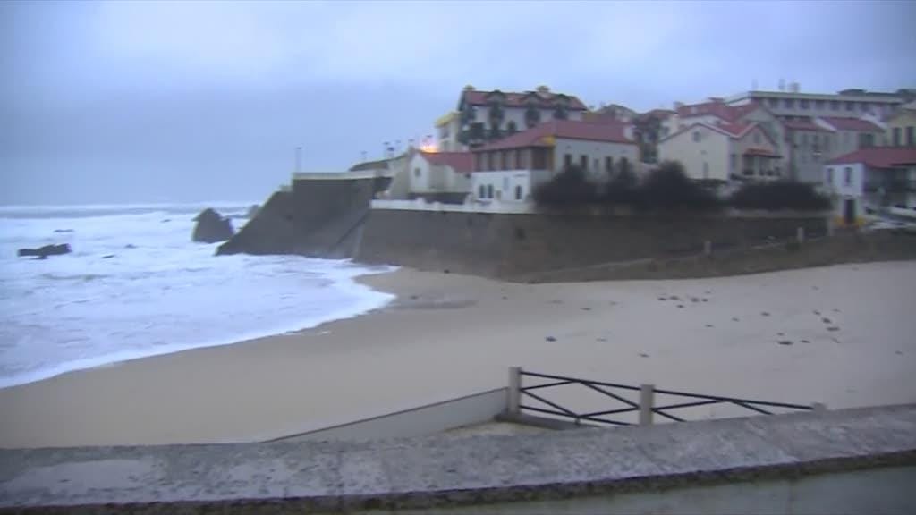 Depressão Elsa: maré continua a subir em São Pedro de Moel
