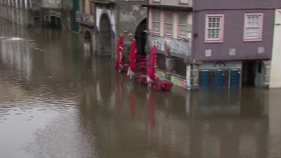 Rio Douro galgou margens nas zonas ribeirinhas do Porto e Gaia e água deve voltar a subir - TVI