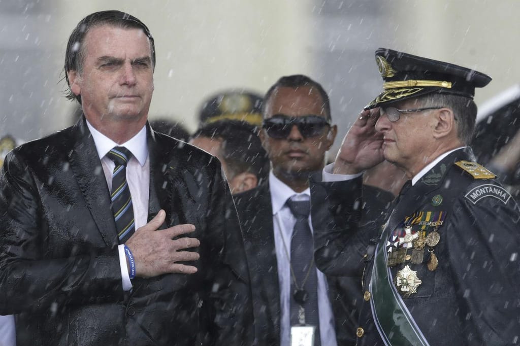 Presidente do Brasil, Jair Bolsonaro, celebra, sob forte chuva, o Dia do Exército Brasileiro, em Brasília