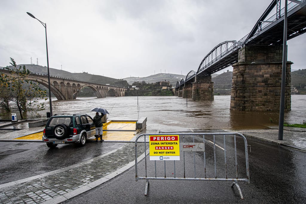 Depressão Elsa aumenta o caudal do Rio Douro e inunda zona historica de Peso da Régua