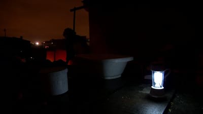 Bairro da Torre: moradores sem luz elétrica em casa há mais de um ano - TVI