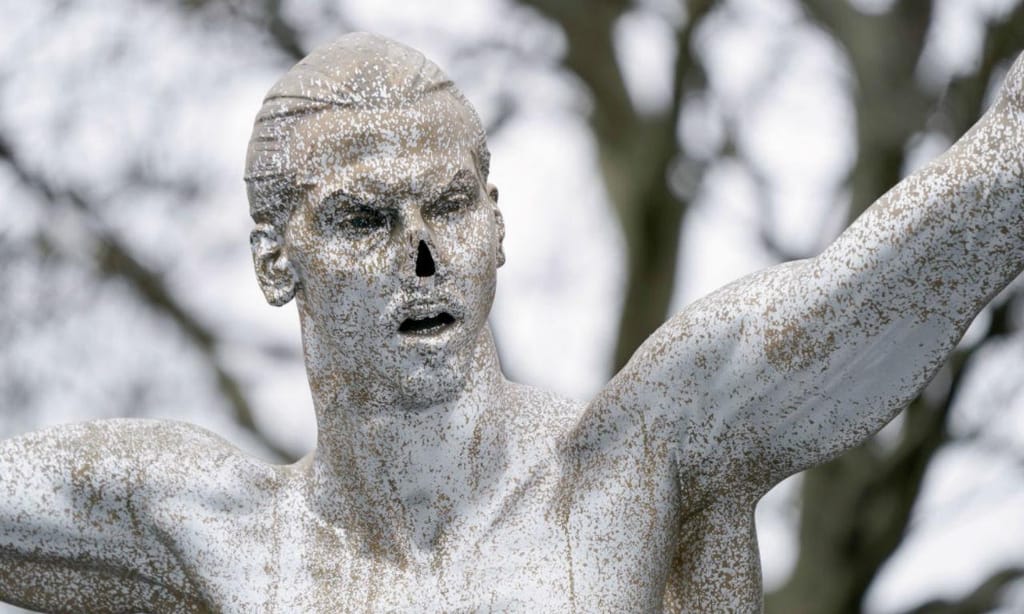Estátua de Ibrahimovic outra vez vandalizada