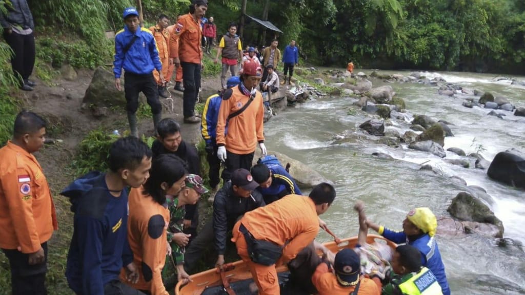 Autocarro cai de ravina de 150 metros na Indonésia
