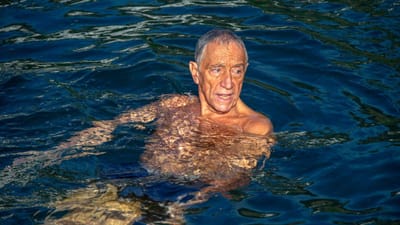 Marcelo Rebelo de Sousa tomou o primeiro banho do ano nos Açores - TVI