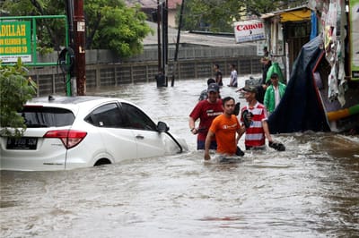 Sobe para 60 o número de mortos devido às cheias na Indonésia - TVI