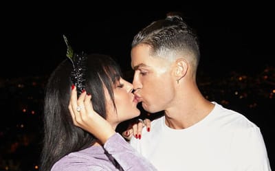 Georgina Rodríguez faz penteado original a Cristiano Ronaldo: "Adoro mimar os meus amores" - A Ex-periência