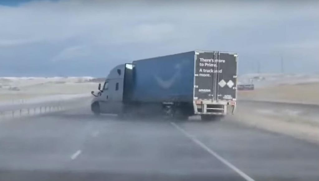 Camião arrastado pelo vento (reprodução YouTube «Denver7»)