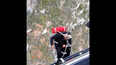 Homem e cão caem em falésia de Sesimbra e são resgatados por helicóptero - TVI