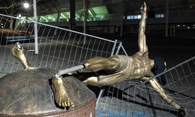 FOTOS: novamente vandalizada, estátua de Ibrahimovic foi parar ao chão - TVI