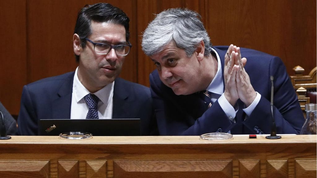 Mário Centeno, ministro das Finanças, com o secretário de Estado Mourinho Félix,  
durante a audição na Comissão de Orçamento e Finanças