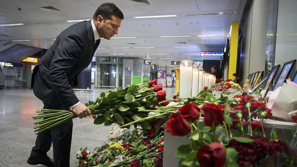 Presidente ucraniano Volodymyr Zelensky presta homenagem às vítimas da queda do avião ucraniano em Teerão