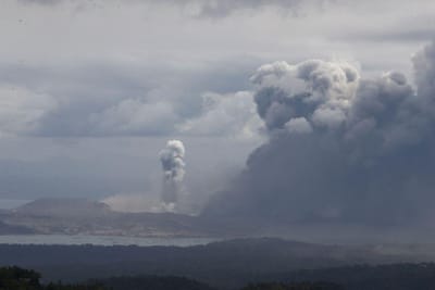 Vulcão obriga a fechar escolas, serviços públicos e aeroporto nas Filipinas - TVI