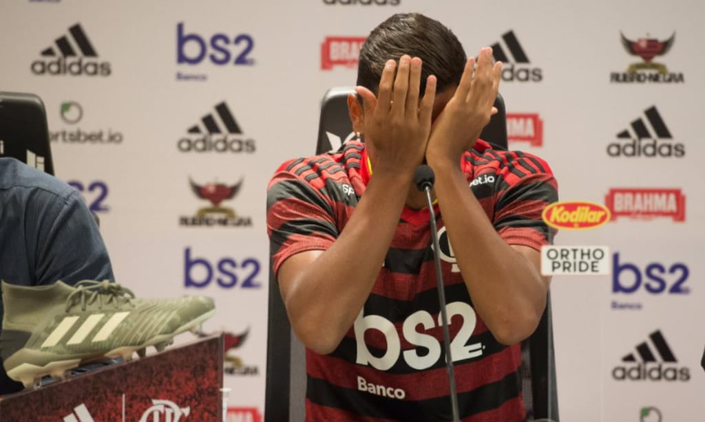 Pedro Rocha chora na apresentação no Flamengo, ao frisar o clube do coração e ao lembrar o pai (Flamengo)