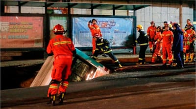 Autocarro "engolido" por buraco na estrada faz seis mortos na China - TVI
