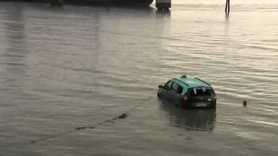 Táxi cai ao rio Tejo na zona da Matinha em Lisboa - TVI