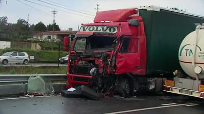 Colisão entre dois camiões em Santo Tirso faz dois feridos ligeiros - TVI