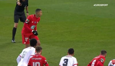 VÍDEO: avançado do Benfica marca penálti à Panenka em França - TVI