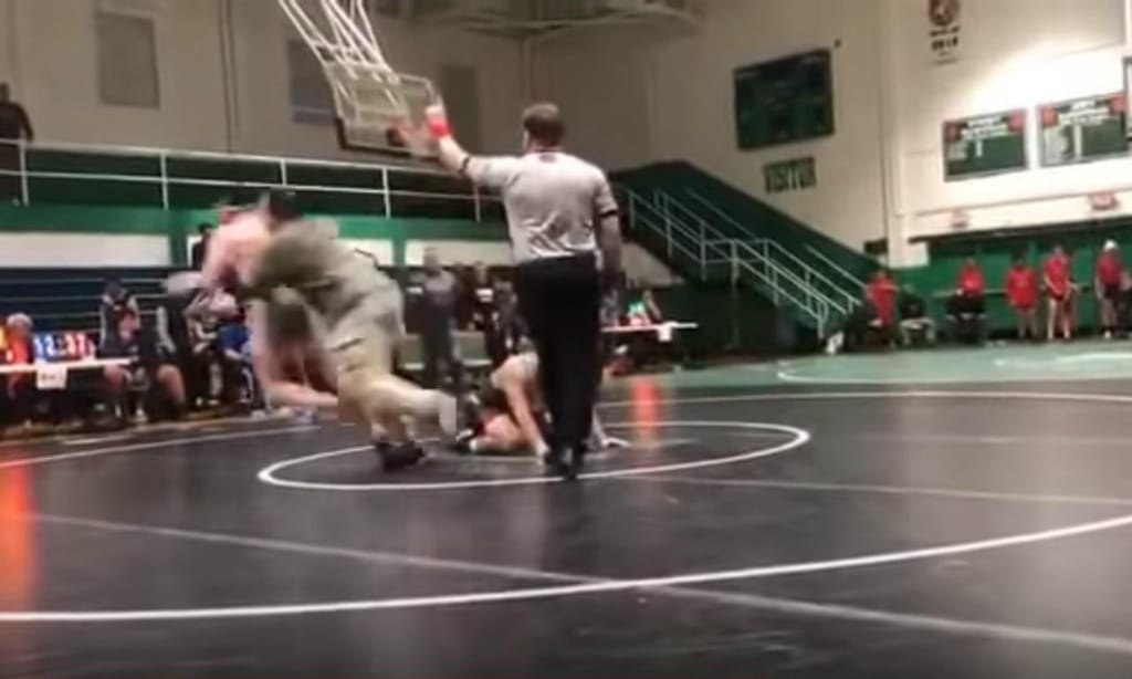 Pai ataca adversário do filho em torneio de luta escolar (Youtube)