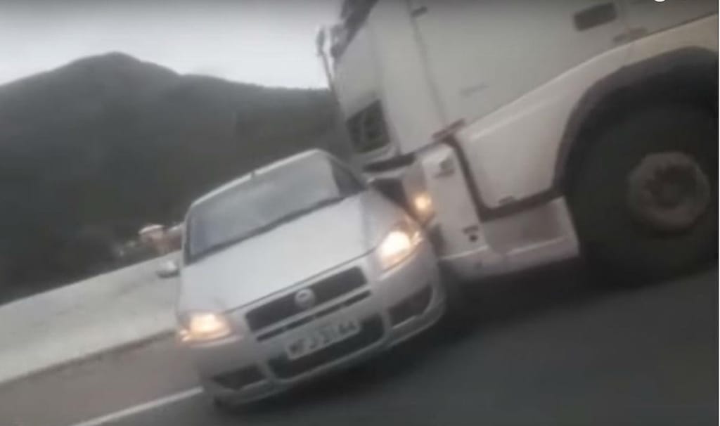 Camião arrasta carro (reprodução YouTube «Truck Force»)