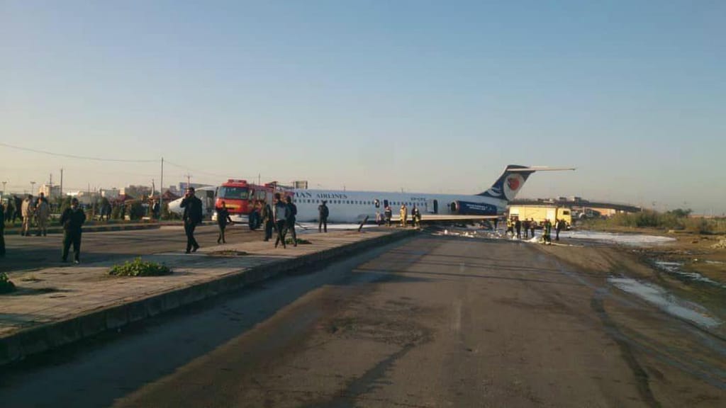 Avião iraniano sai da pista e entra numa estrada com trânsito e pessoas 