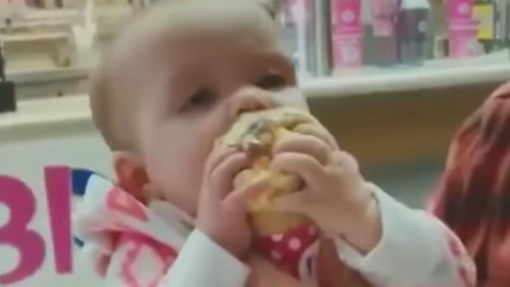 Vídeo viral: bebé come gelado