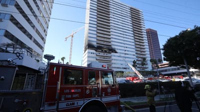 Imagens impressionantes de um incêndio que fez oito feridos em Los Angeles - TVI