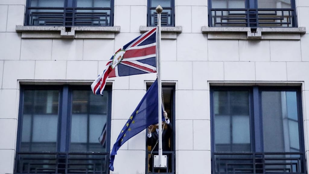 Bandeira da União Europeia removida da embaixada do Reino Unido em Bruxelas