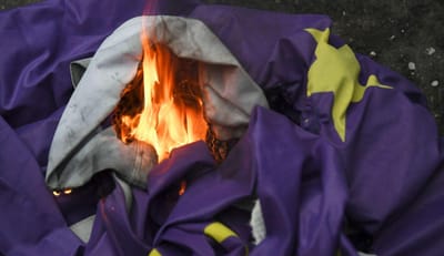 Bandeira da União arde em Londres no último dia de uma Europa a 28 - TVI