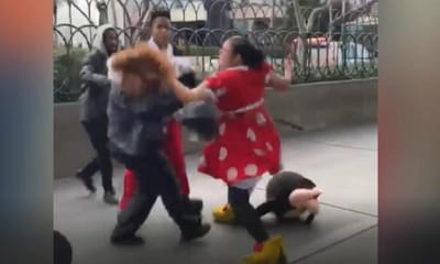 VÍDEO: Mickey e Pateta travam agressões de mulher vestida de Minnie - TVI