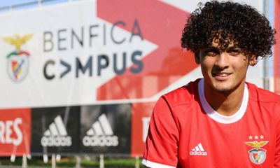 Benfica: Gabriel Araújo assina contrato profissional - TVI