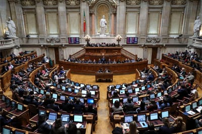 Grupo interrompe Parlamento e pede “liberdade” para Rui Pinto - TVI