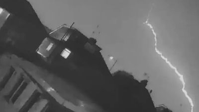 Vídeo impressionante mostra raio a atingir avião em pleno voo - TVI