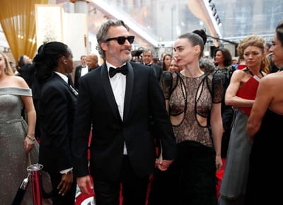 A foto de Joaquin Phoenix e Rooney Mara que está a encantar os fãs - TVI