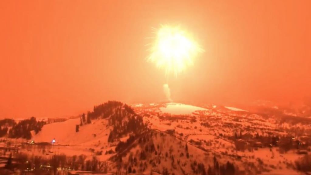 Céu de Colorado iluminado pelo maior fogo-de-artifício do mundo 