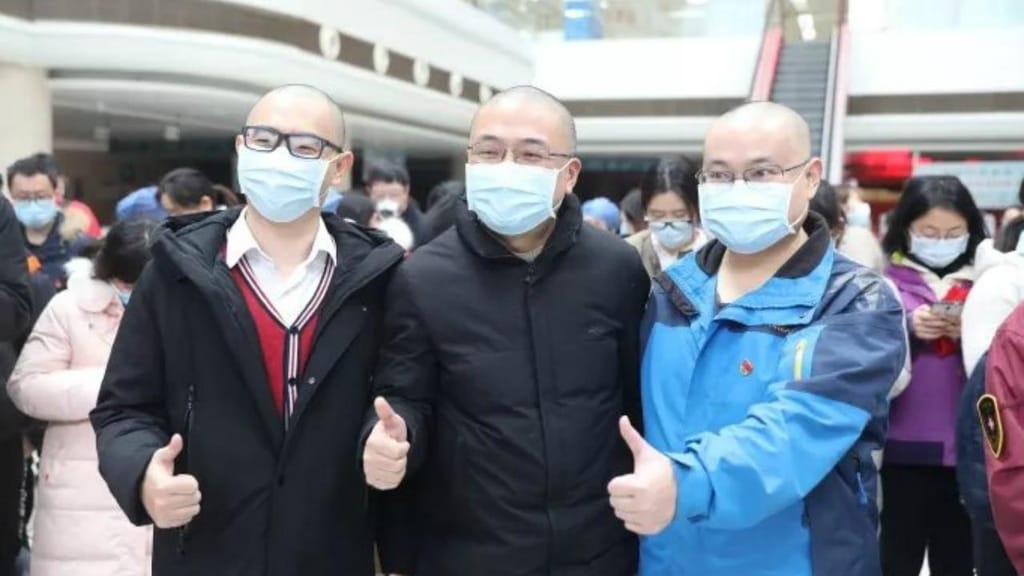 Coronavírus: Enfermeiros chineses rapam cabelo para evitar contágio