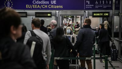 Pai em fuga apanhado no aeroporto do Porto com os dois filhos raptados em França - TVI