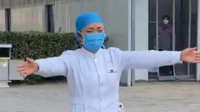 Coronavírus: enfermeira apenas pode abraçar a filha desta forma - TVI
